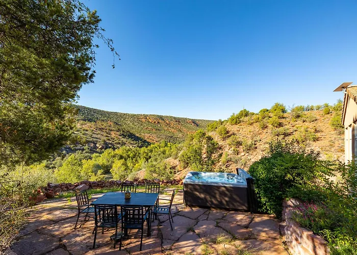 Elysian Escape Stunning Views Above-ground Private Trail To Creek Pet Family-friendly Holiday home *