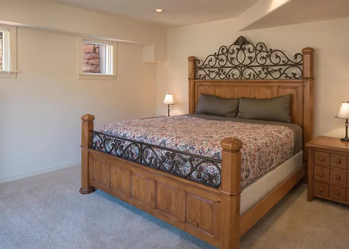 Elysian Escape Stunning Views Above-ground Private Trail To Creek Pet Family-friendly Holiday home