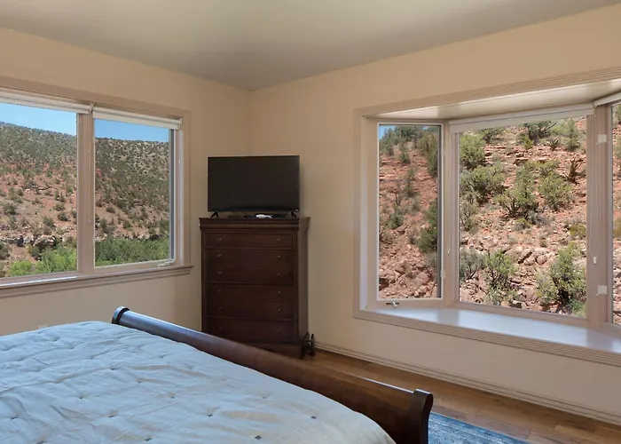 Holiday home Elysian Escape Stunning Views Above-ground Private Trail To Creek Pet Family-friendly